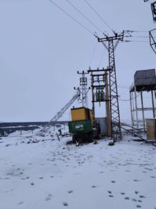 Şanlıurfa'da kar elektrik telleri ve direklerini devirdi!