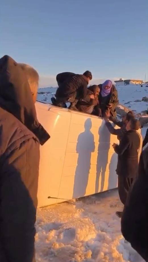 Şanlıurfa'da Kar ve Buzlanma Nedeniyle Minibüs Devrildi