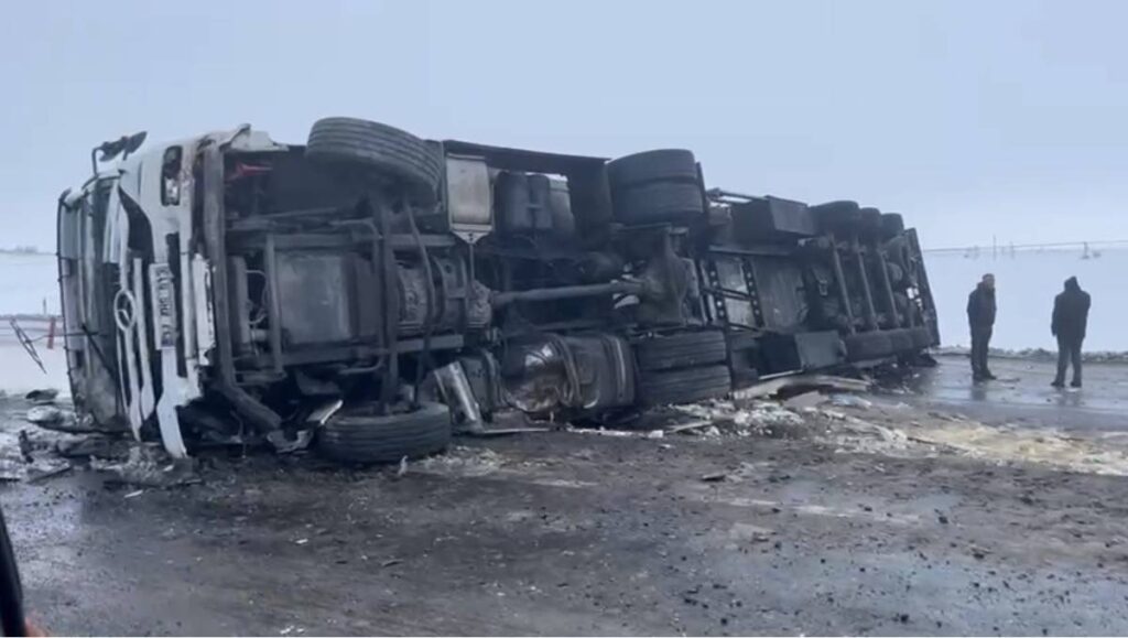 Şanlıurfa'da kar ve buzlanma nedeniyle tır devrildi