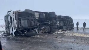 Şanlıurfa'da kar ve buzlanma nedeniyle tır devrildi