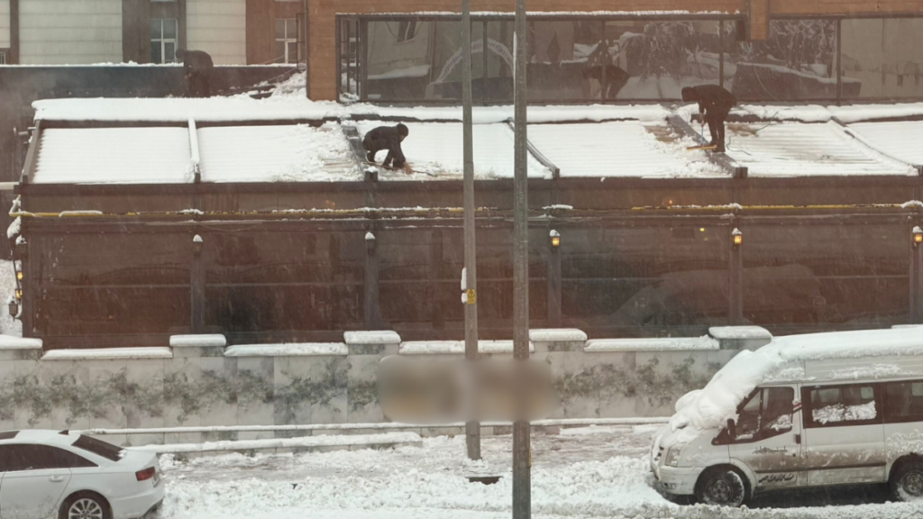 Şanlıurfa’da tehlikeli kar temizliği kamerada!