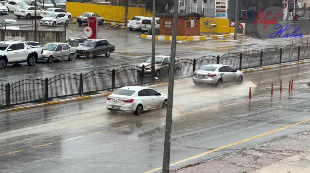 Şanlıurfa'da Yağmur Etkili Oldu! Cadde Ve Sokaklar Göle Döndü