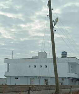 Şanlıurfa'da yoğun kar yağışından dolayı kopan elektrik telleri, tehlike yaratıyor