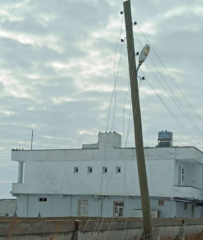 Şanlıurfa'da yoğun kar yağışından dolayı kopan elektrik telleri, tehlike yaratıyor