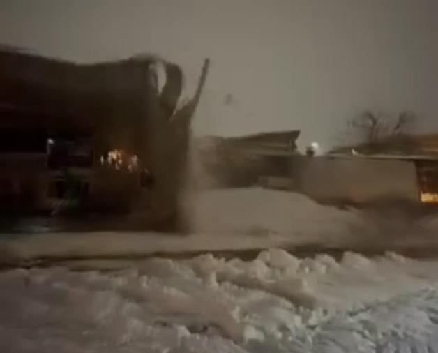 Siverek’te Yoğun Kar Sundurmaları Çökertti