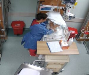 Yoğun bakımdaki bebeği darbeden hemşire tutuklandı