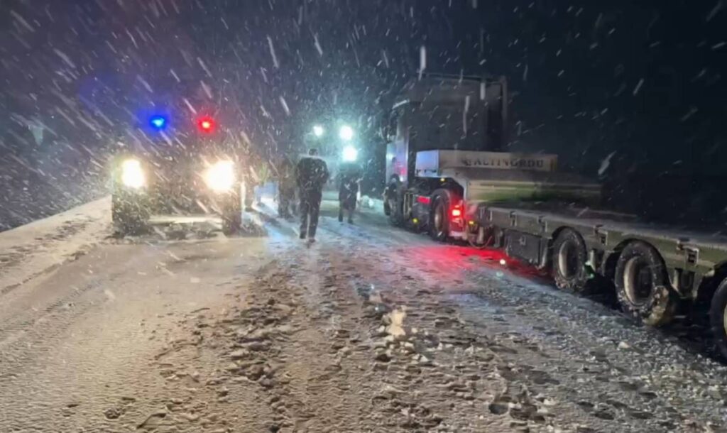 Yoğun Kar D-400’ü Kapattı, Ekipler Seferber Oldu