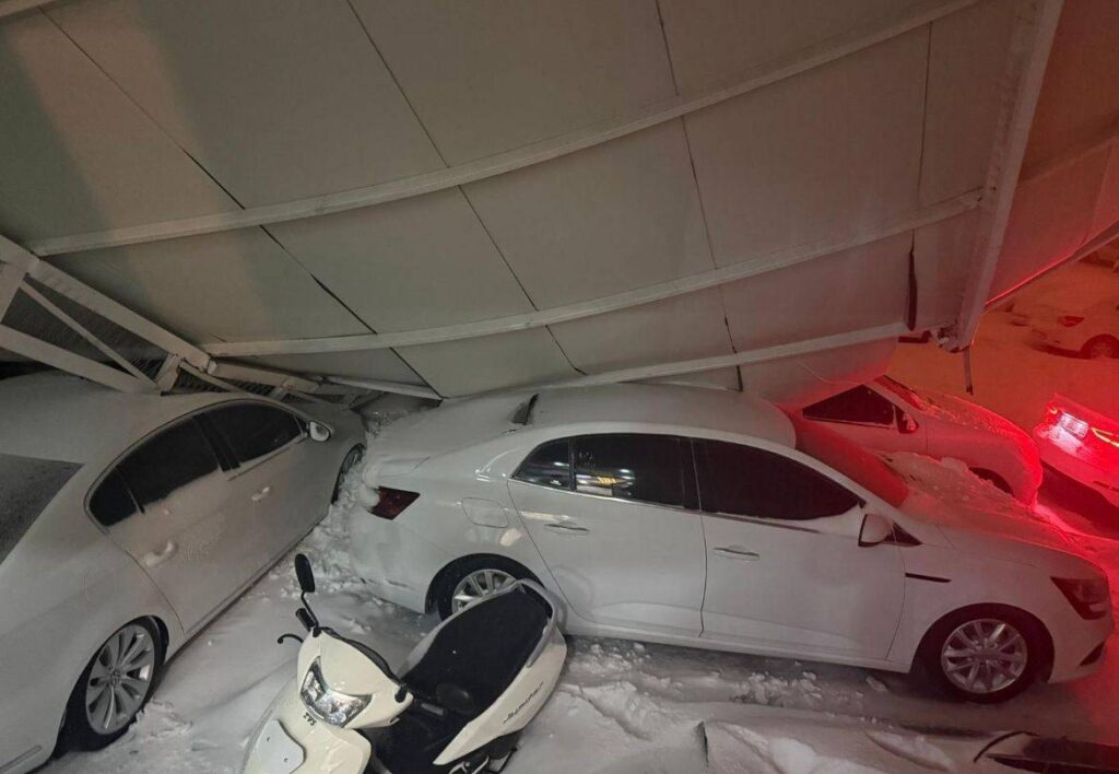 Yoğun Kar Şanlıurfa’da Araçlara Hasar Verdi