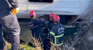 Adana’da öğrenci servisi şarampole devrildi!