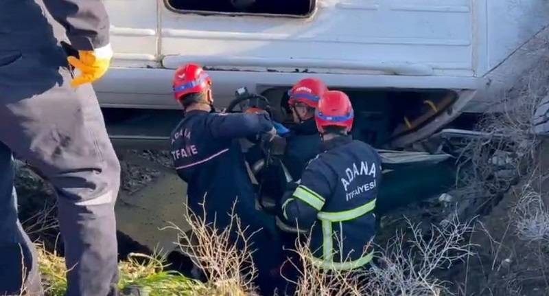 Adana’da öğrenci servisi şarampole devrildi!