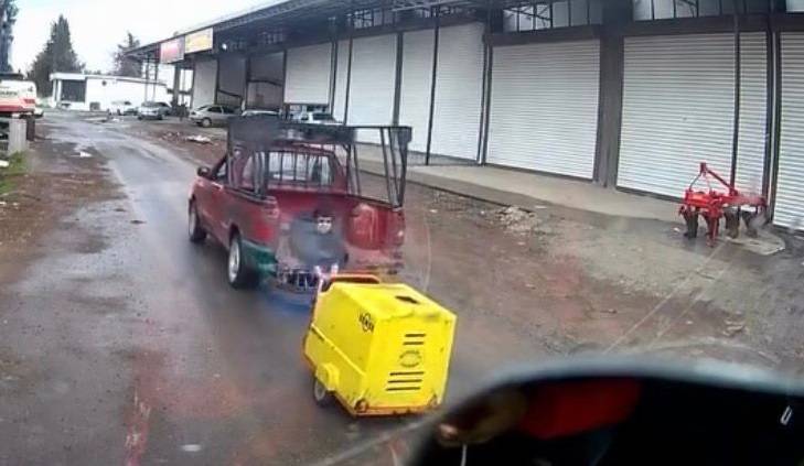 Araç kasasında tehlikeli yolculuk!