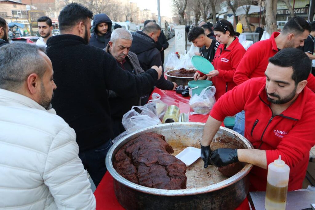 Diyarbakır’da Ramazan klasiği: Çiğköfteye yoğun ilgi!