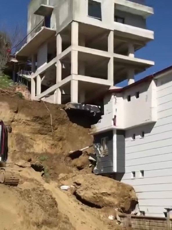 İnşaat kazısından kopan kaya bitişik binanın üzerine düştü!