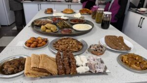 Kadınlar yaptıkları yöresel yemeklerle iftar sofralarını süslüyor!