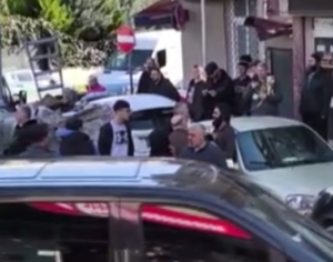 Madde bağımlısı satırla saldırdı: Çok sayıda polis yaralandı