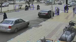 Motosiklet sürücüsü metrelerce sürüklendi