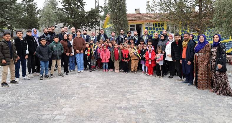 Öğrenciler kaymakamı Fenerbahçe bayraklarıyla karşıladı!