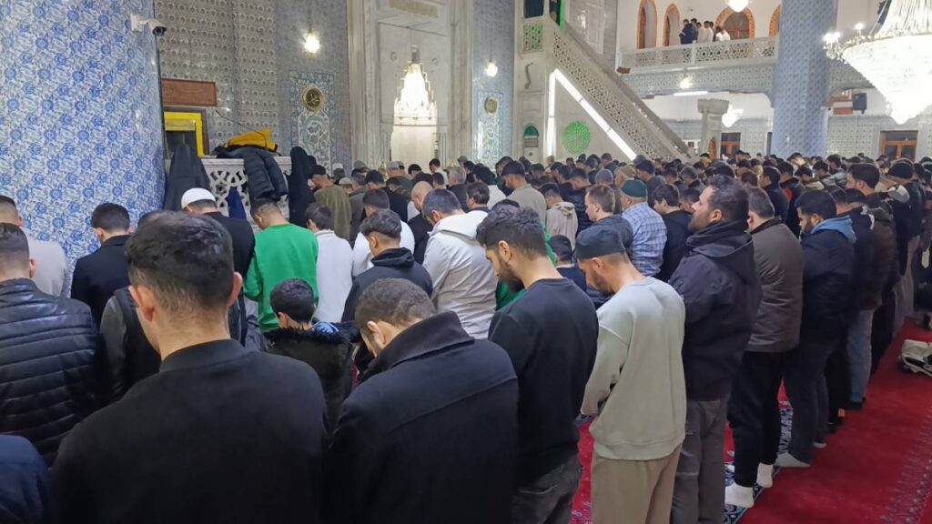 Peygamberler şehri Urfa'da ilk teravih namazı kılındı