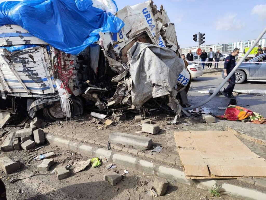 Şanlıurfa’da freni patlayan kamyon araçların arasına daldı!