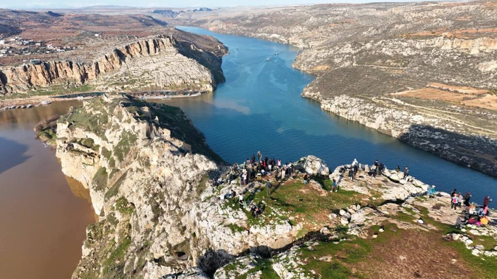 Şanlıurfalı doğaseverlerden bağımlılığa ve şiddete karşı farkındalık yürüyüşü