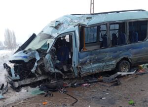 Toplu taşıma otobüsü ile minibüs çarpıştı: Çok sayıda yaralı var