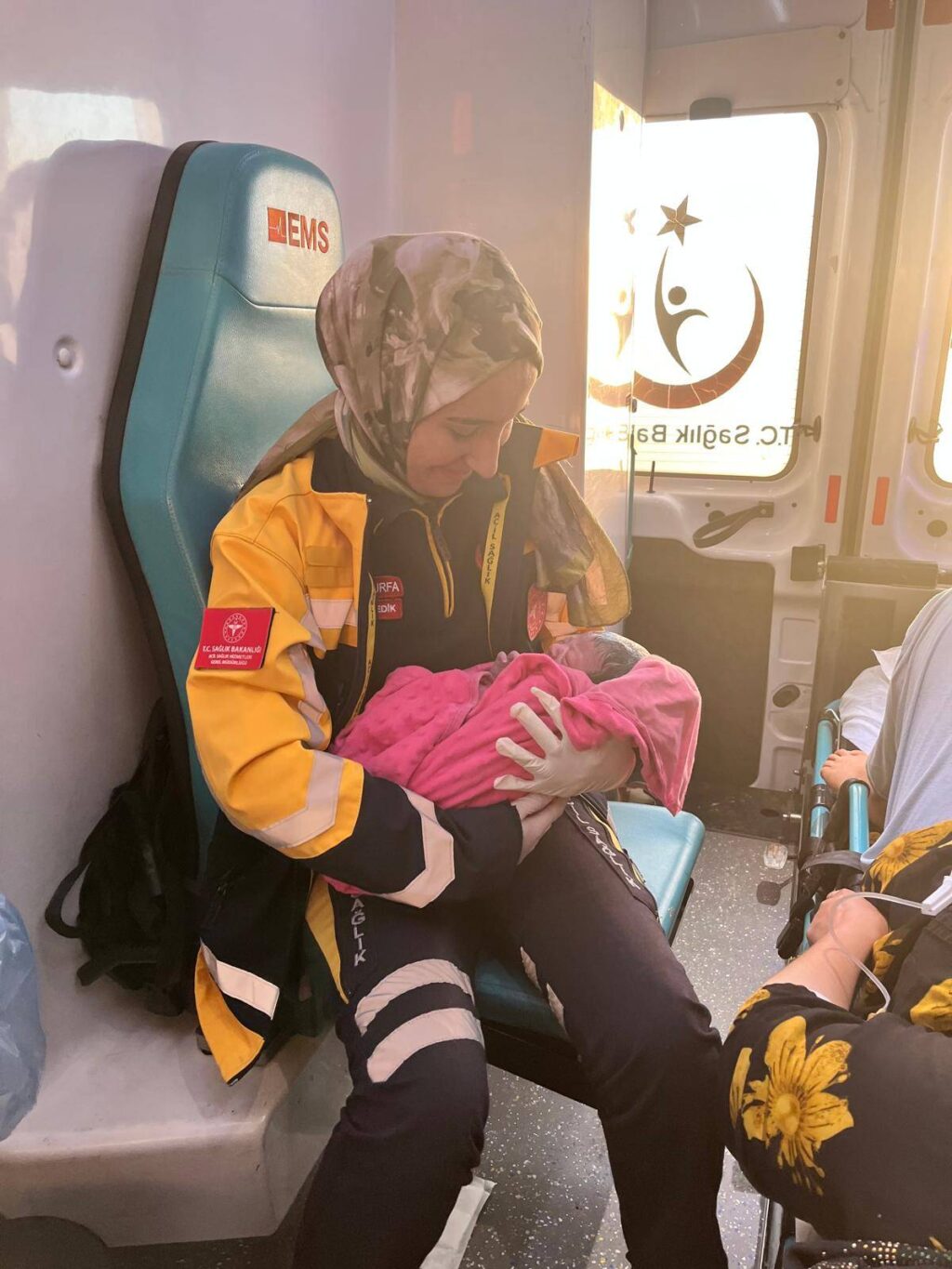Urfa’da bir ambulansta doğum heyecanı!