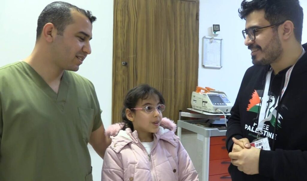 Urfa'da yatağa bağlı kardeşler tedavi sonrası yürüdü!