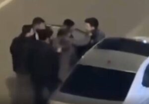 Aracından indirip sopayla dövdüler: O anlar kamerada!