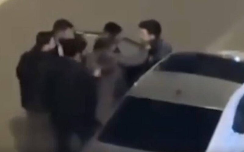 Aracından indirip sopayla dövdüler: O anlar kamerada!