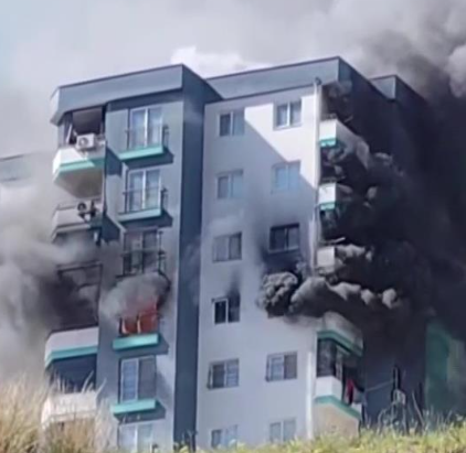 Bir apartmanda yangın: Polis havaya ateş açarak vatandaşları uzaklaştırdı!