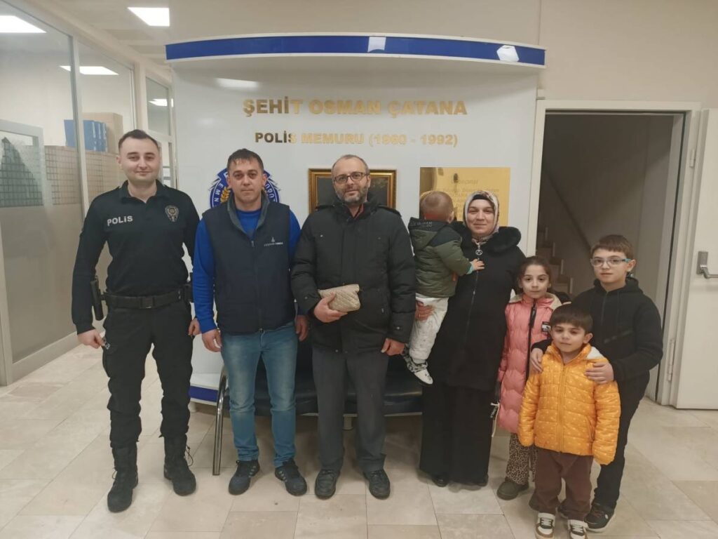 Bulduğu para dolu çantayı bakın ne yaptı?