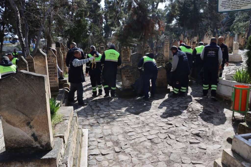 Büyükşehir Belediyesi'nden, bayram öncesi mezarlık bakımı!