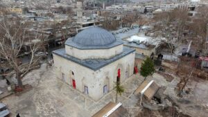 Depremde hasar gören cami yeniden ibadete açıldı!