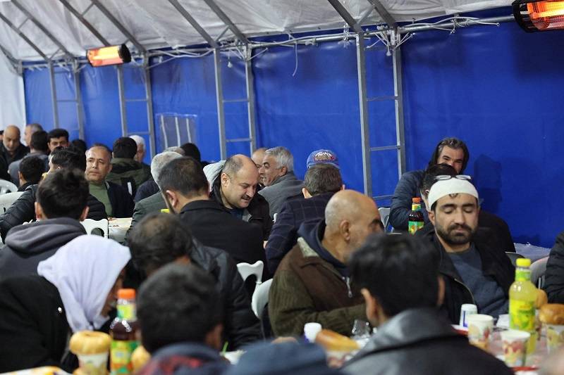 Gülpınar, iftar çadırında vatandaşlarla buluştu