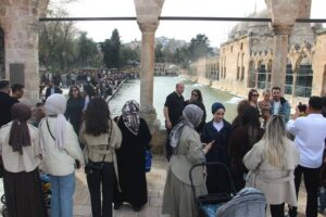 Güneş yüzünü gösterdi: Balıklıgöl'e ziyaretçi akını!