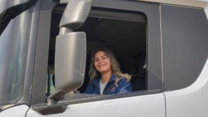 Hayatını değiştirdi: Genç kadın tır şoförlüğüne başladı!