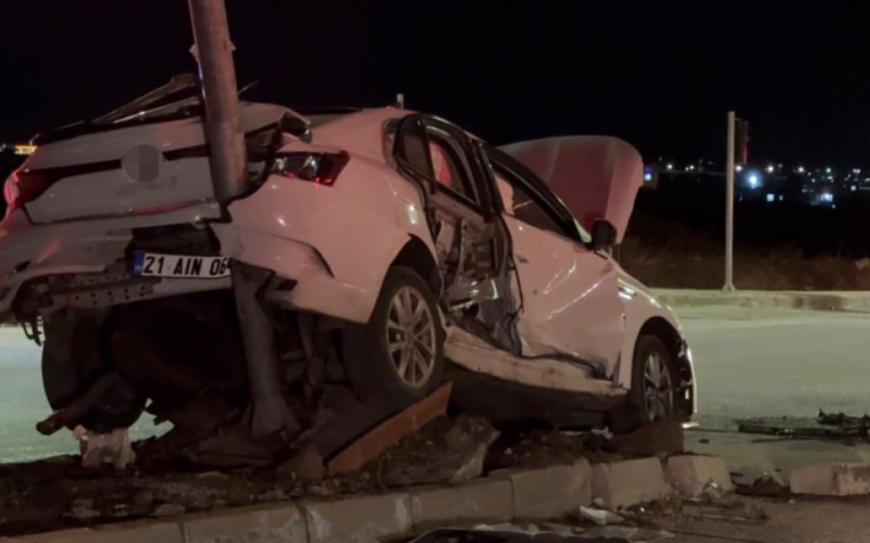 İki otomobil kafa kafaya çarpıştı!