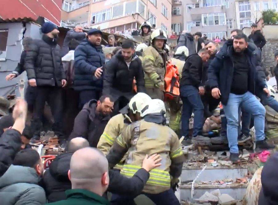 İstanbul'da patlama: 2 bina çöktü!