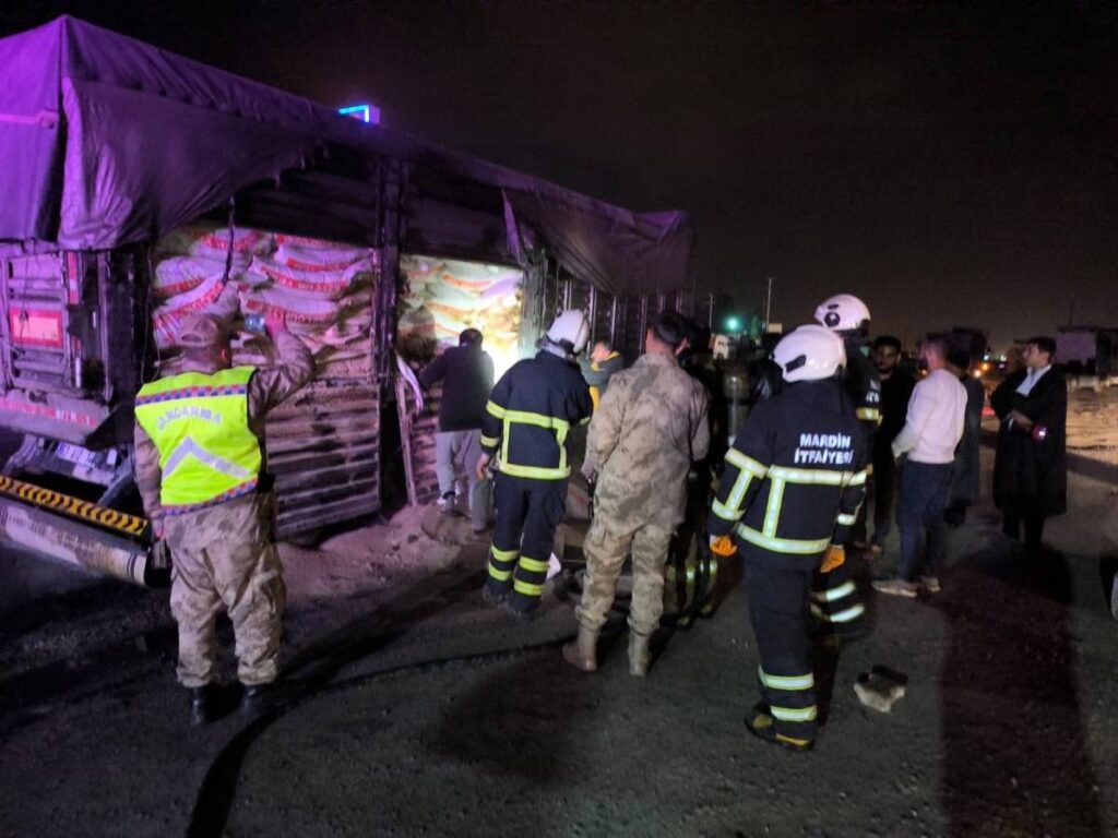 Mardin'de tırın dorsesinde yangın çıktı!