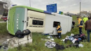 Öğrencileri taşıyan araç devrildi: Çok sayıda yaralı var!