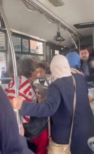 Otobüste yer kavgası: Kadınlar şoförün kolunu ısırdı!