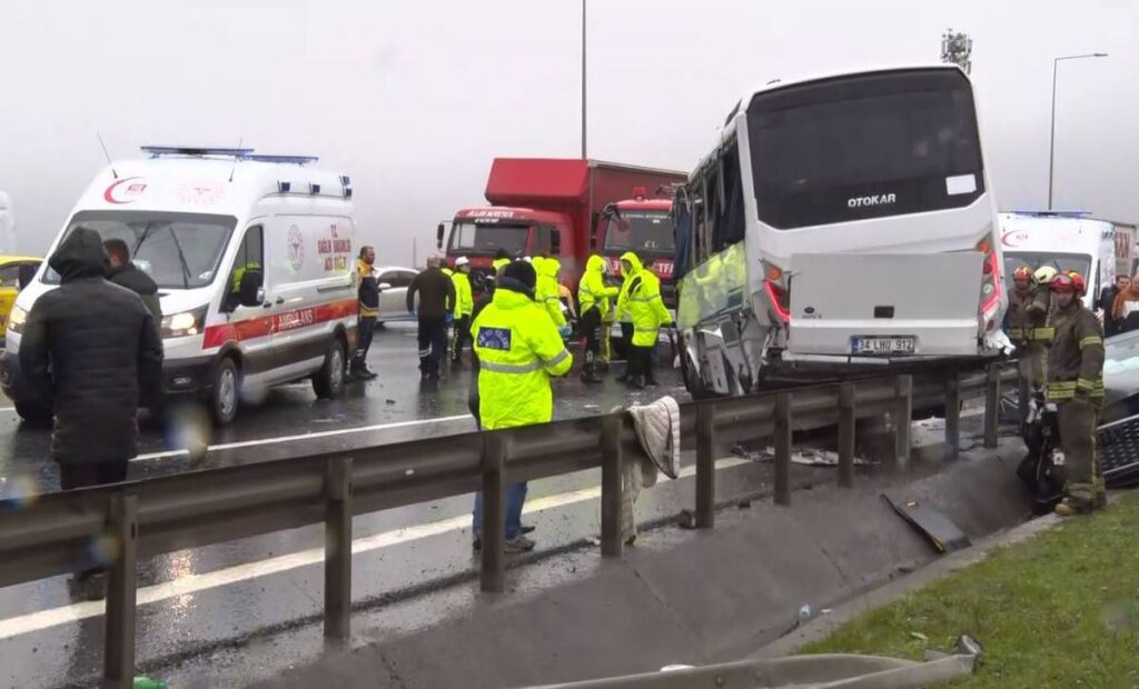 Polis servisi devrildi: 1 şehit ve çok sayıda yaralı var!
