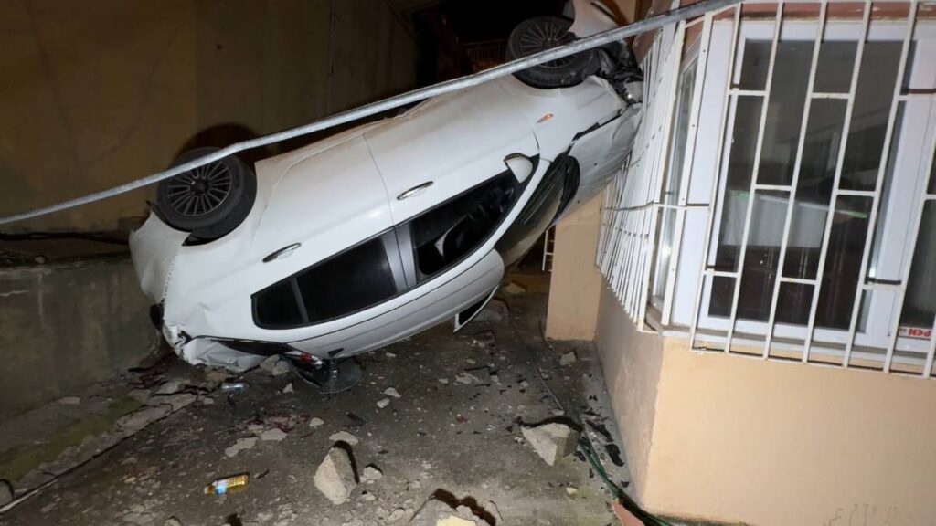 Rampadan hızla inip duvara çarptı: 8 metre yükselip bina boşluğuna çakıldı!
