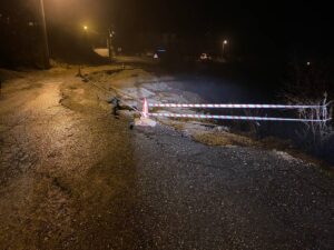 Sağanak yağış nedeniyle yol çöktü: Çok sayıda köy yolu kapandı