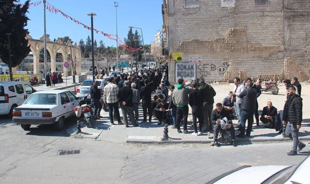 Şanlıurfa'da yüzlerce kişi APP kuyruğunda!