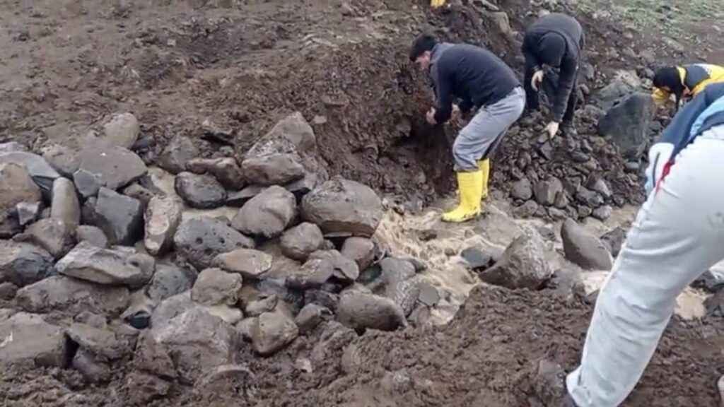 Selde hasar gören sulama göletini vatandaşlar onardı!