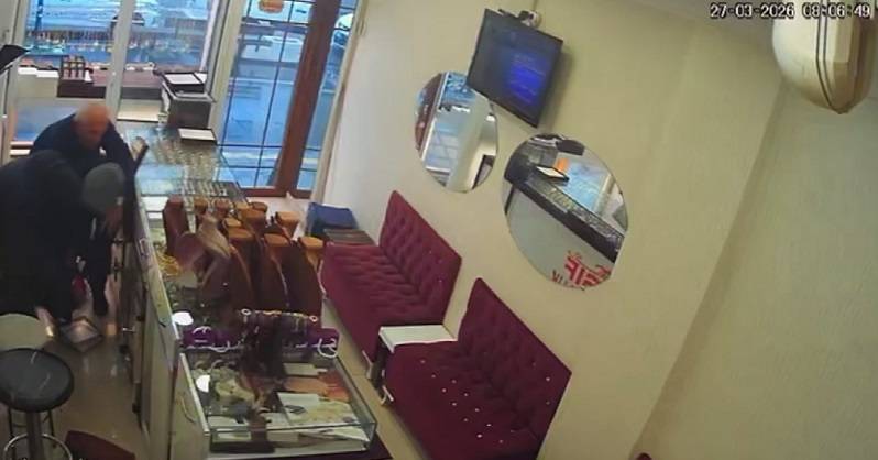 Silahlı kuyumcu soygunu: 1,5 kilo altınla kaçtılar! O anlar kamerada!