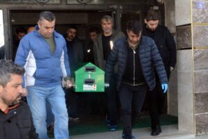 Tartıştığı babasını boğazını keserek öldürdü!