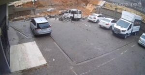 Urfa’da aşırı yağış istinat duvarını yıktı: O anlar kamerada!