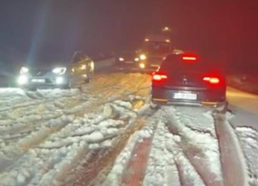 Urfa'da dolu ve kar yağışı hayatı felç etti!